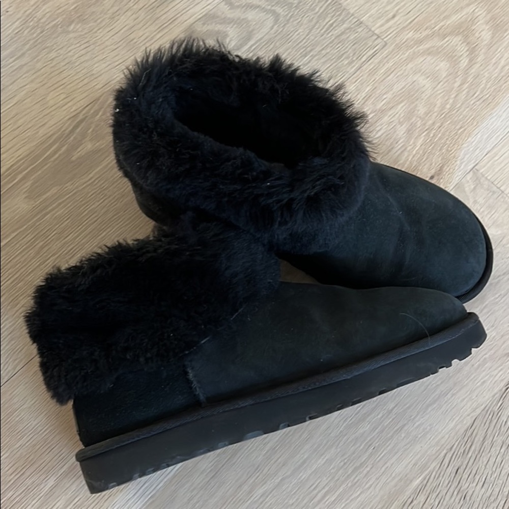 Ugg. Size 8. New. Worn once.